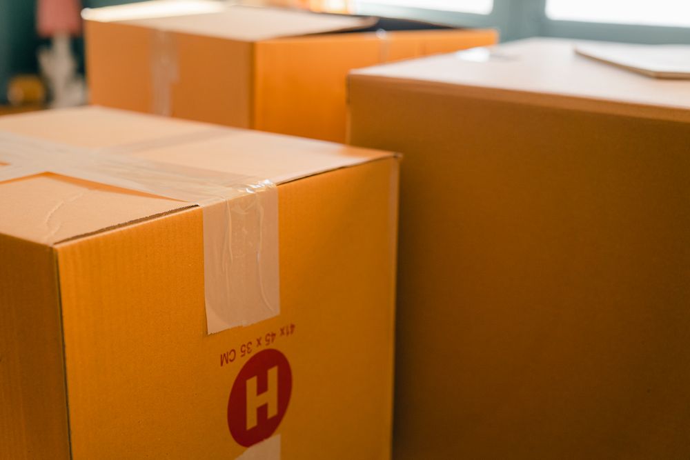 Gepackte Kartons für die Räumung eines Wohnraums