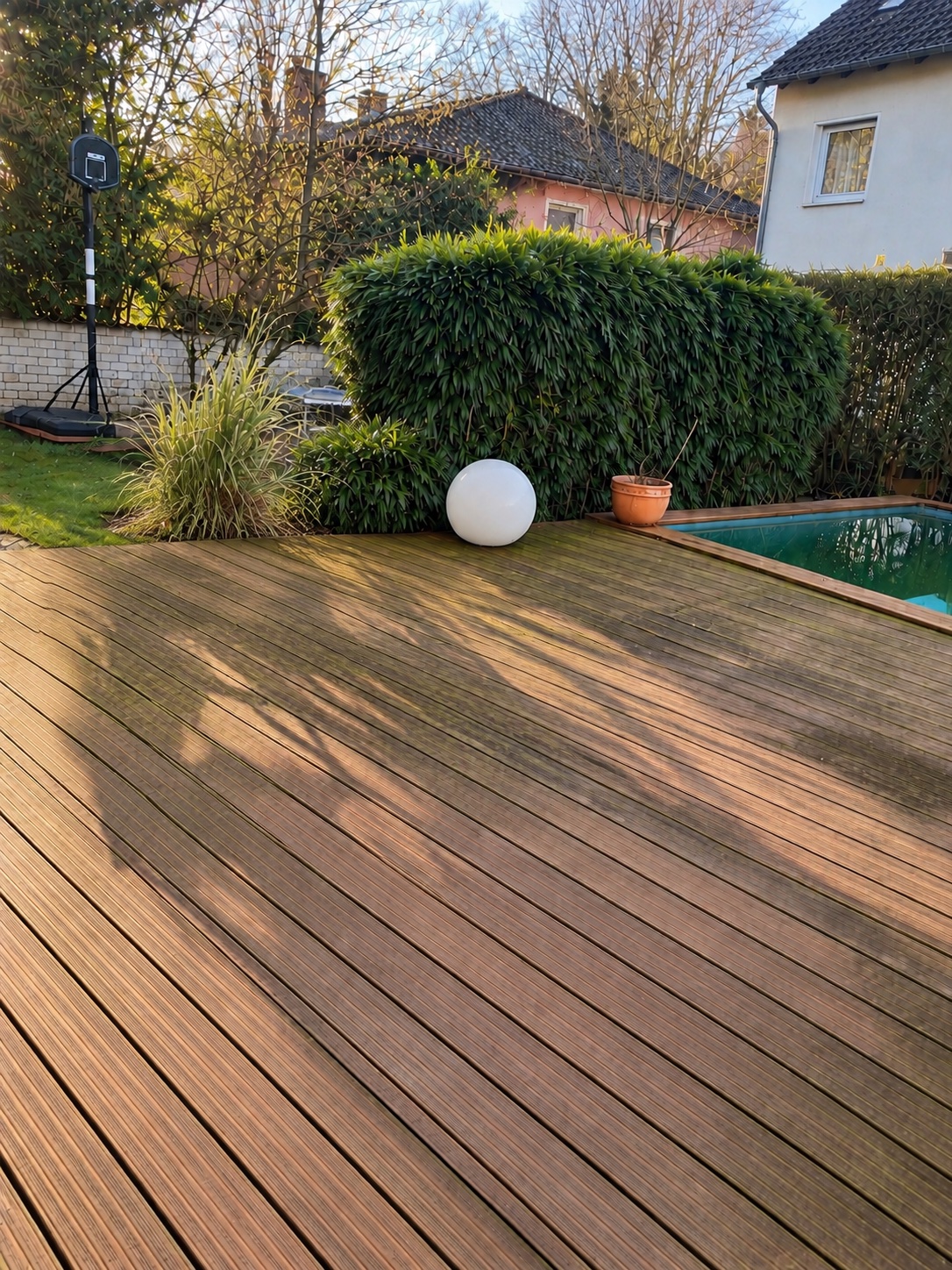 Simuliertes Vorherbild der Terrasse mit unregelmäßigem Schmutz und Grünbelag